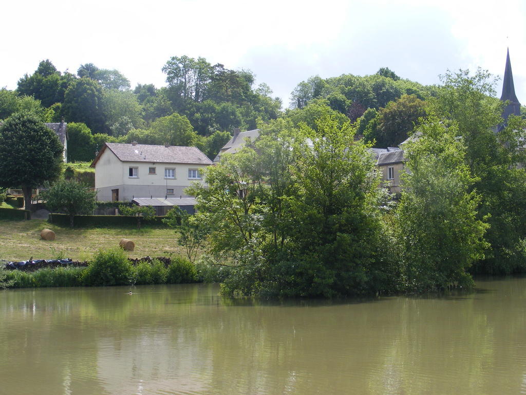 Lake House France Lägenhet Beaumont-Pied-de-Boeuf  Exteriör bild